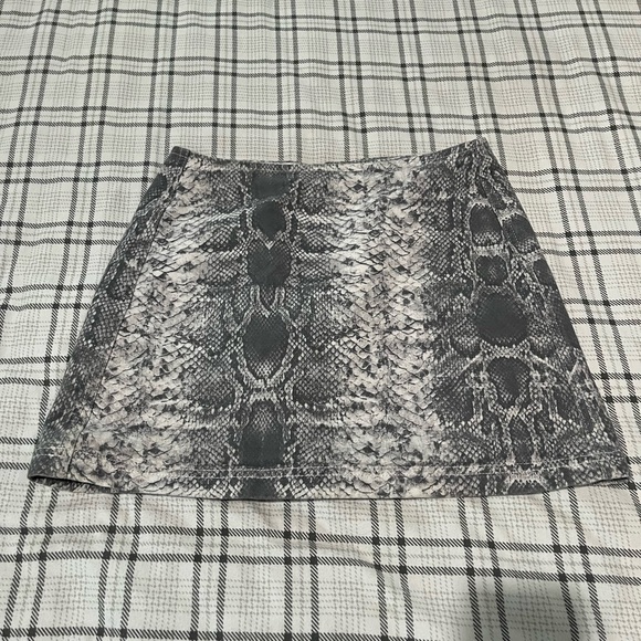 BDG Urban Outfitters Gray snake print Jean mini skirt - Picture 1 of 4